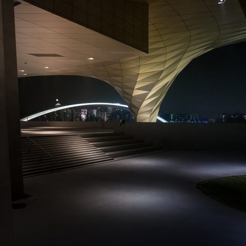 musee-confluence-escaliers-point-nuit