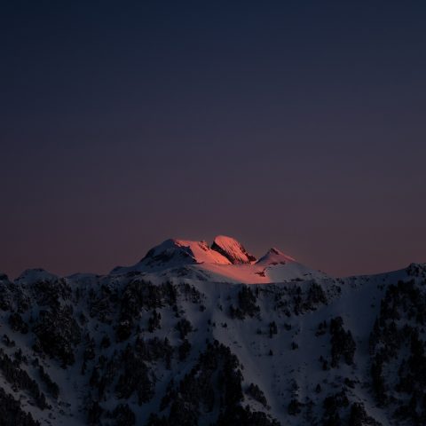sommet-montagne-au-coucher-de-soleil